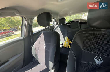 Хетчбек Renault Megane 2010 в 