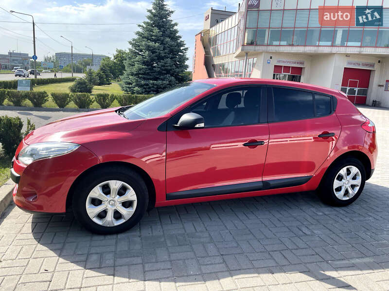 Хэтчбек Renault Megane 2011 в 