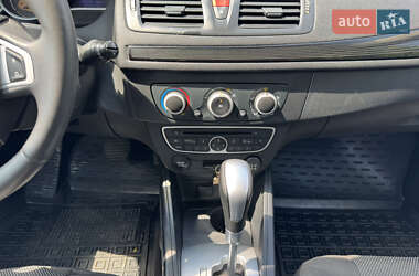 Хэтчбек Renault Megane 2011 в 