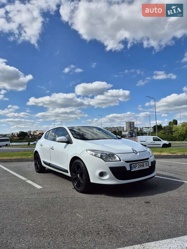 Хэтчбек Renault Megane 2011 в 