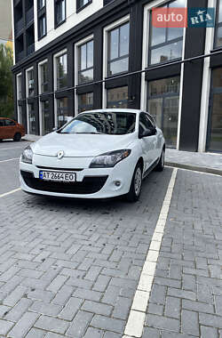 Хэтчбек Renault Megane 2011 в 