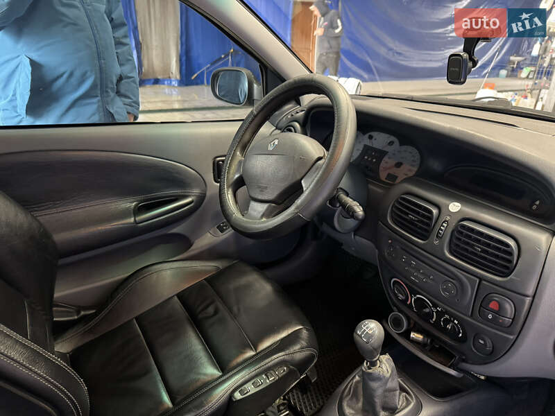Купе Renault Megane 2000 в Городке