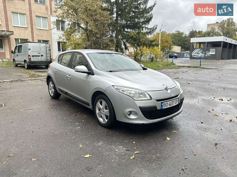 Хетчбек Renault Megane 2011 в 