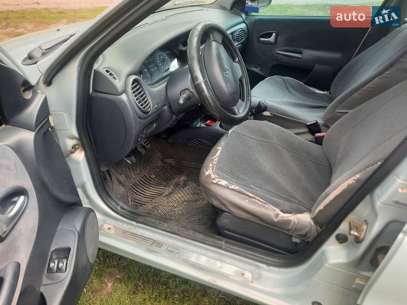 Седан Renault Megane 2003 в Недригайліву