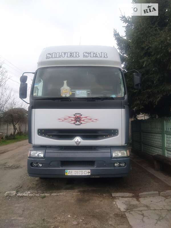 Тягач Renault Premium 2001 в  фото Тягач Renault Premium 2001 в