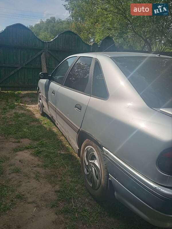 Ліфтбек Renault Safrane 1994 в Лебедині