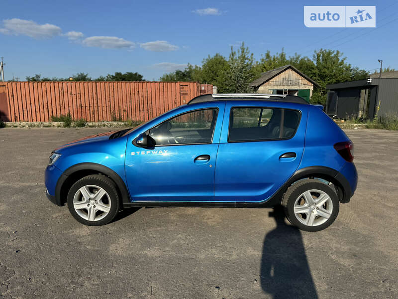 Хэтчбек Renault Sandero StepWay 2016 в Сарнах
