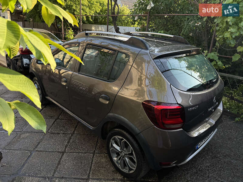 Хетчбек Renault Sandero StepWay 2019 в 