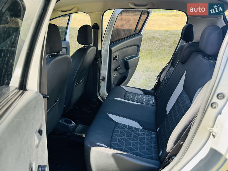 Внедорожник / Кроссовер Renault Sandero StepWay 2015 в Ромнах