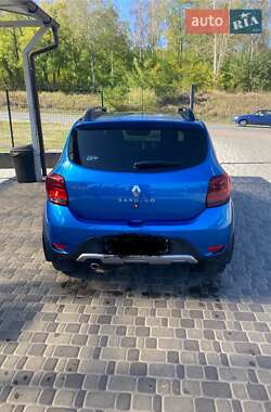 Хэтчбек Renault Sandero StepWay 2016 в 