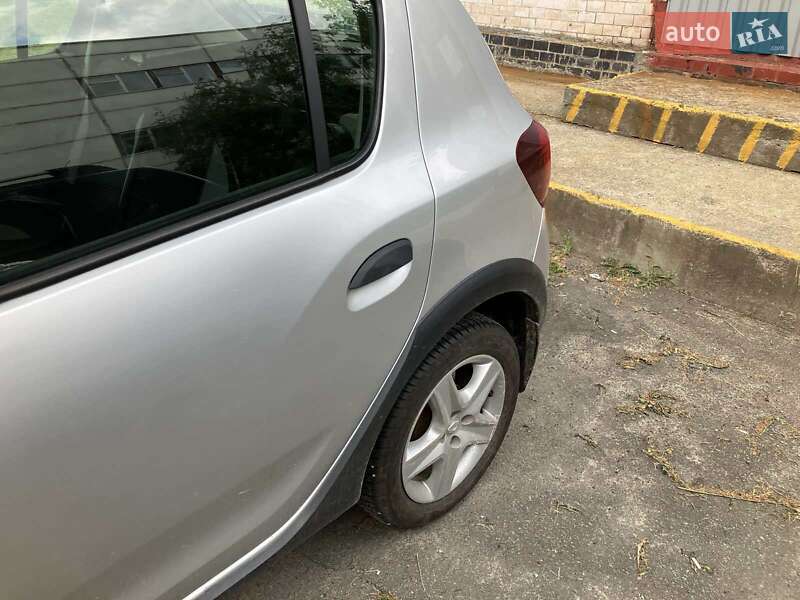 Внедорожник / Кроссовер Renault Sandero StepWay 2015 в Нетешине