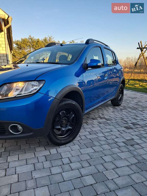 Внедорожник / Кроссовер Renault Sandero StepWay 2013 в Городке