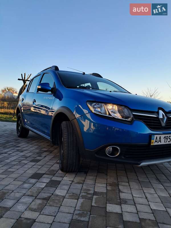 Внедорожник / Кроссовер Renault Sandero StepWay 2013 в Городке