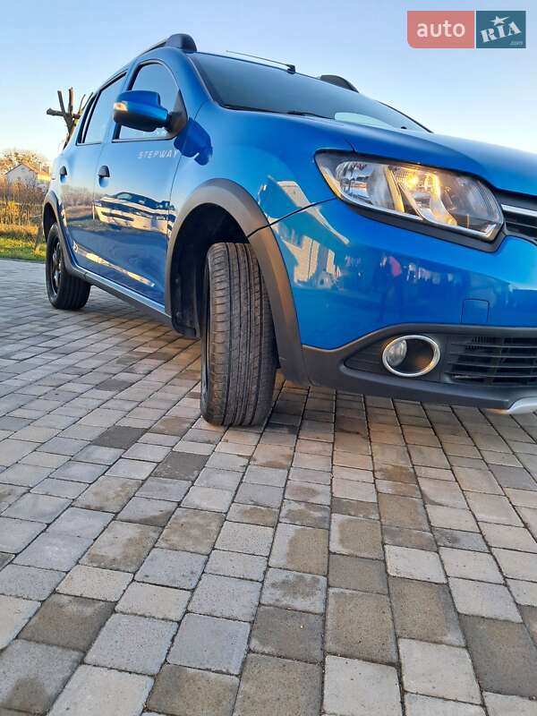 Внедорожник / Кроссовер Renault Sandero StepWay 2013 в Городке