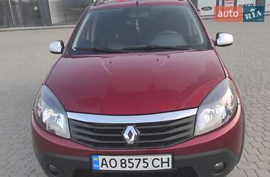 Хэтчбек Renault Sandero 2012 в Тячеве