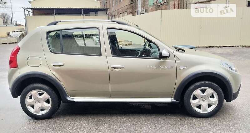 Хэтчбек Renault Sandero 2012 в Ахтырке