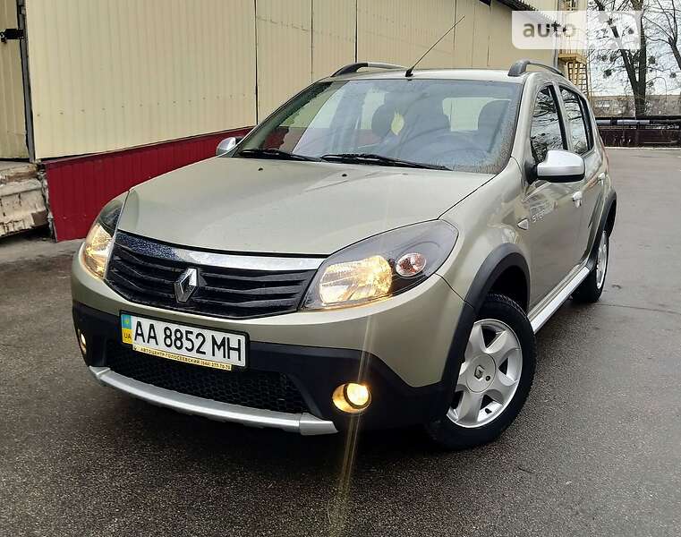 Хэтчбек Renault Sandero 2012 в Ахтырке