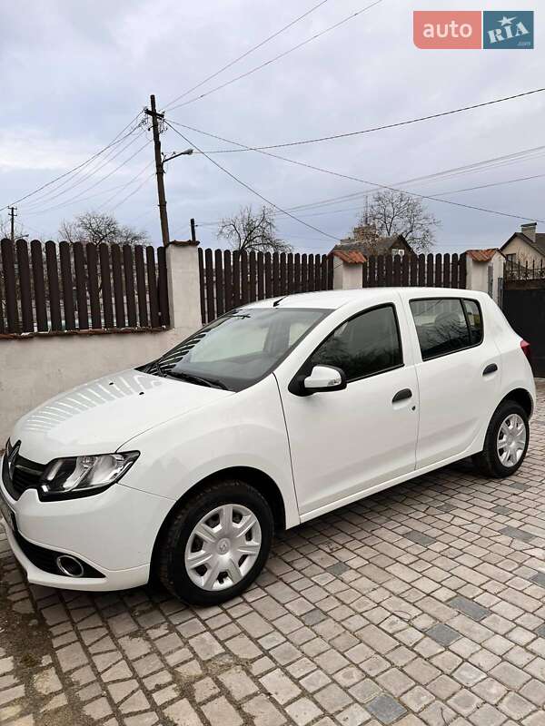 Хэтчбек Renault Sandero 2013 в 