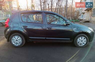 Хэтчбек Renault Sandero 2011 в Першотравенске