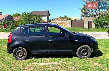 Хэтчбек Renault Sandero 2010 в 