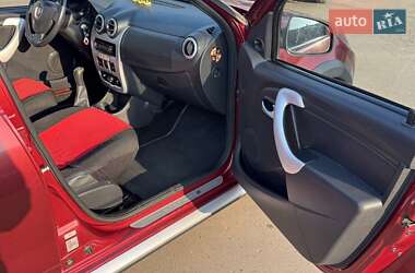 Хэтчбек Renault Sandero 2012 в 