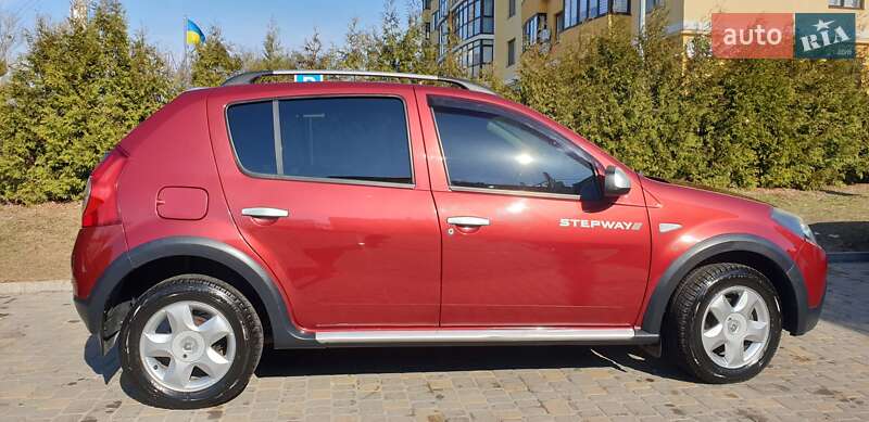 Позашляховик / Кросовер Renault Sandero 2012 в 