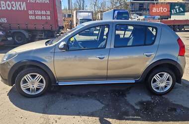 Хэтчбек Renault Sandero 2012 в 