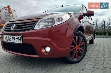 Хетчбек Renault Sandero 2012 в 