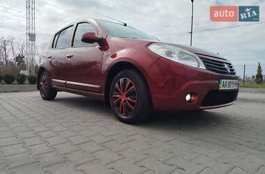 Хетчбек Renault Sandero 2012 в 