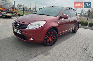 Хетчбек Renault Sandero 2012 в 