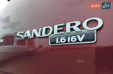 Хетчбек Renault Sandero 2012 в 