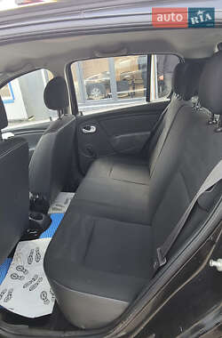 Хэтчбек Renault Sandero 2012 в 
