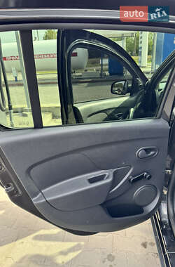 Хэтчбек Renault Sandero 2013 в 