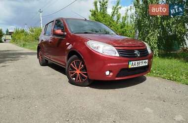 Хетчбек Renault Sandero 2012 в 