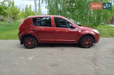 Хетчбек Renault Sandero 2012 в 