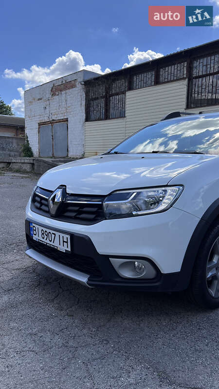 Хэтчбек Renault Sandero 2017 в Хороле