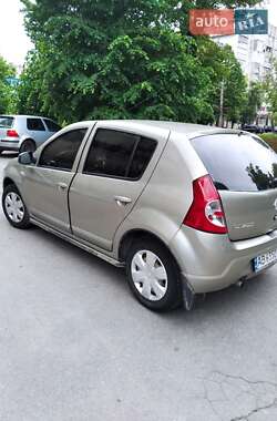 Хетчбек Renault Sandero 2011 в 
