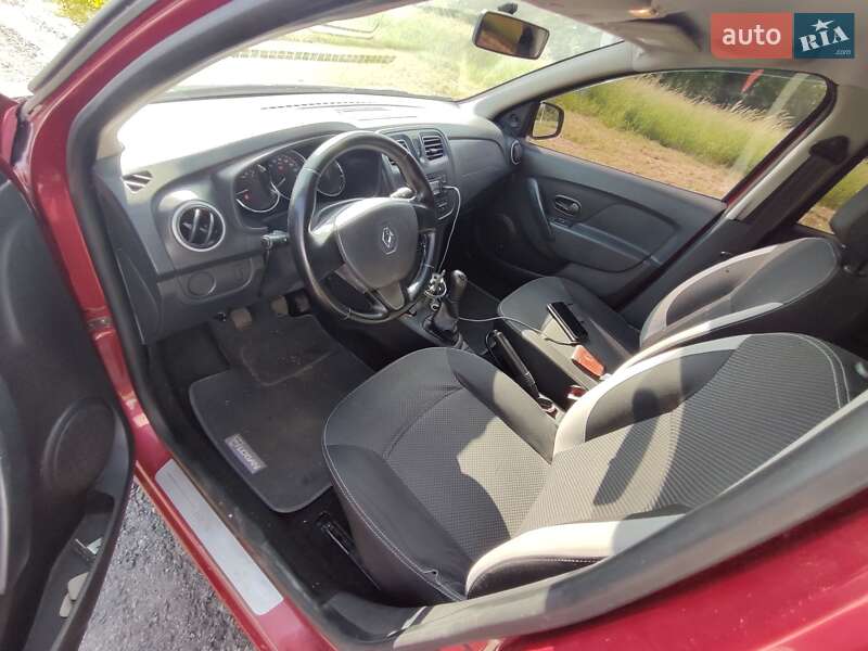 Хетчбек Renault Sandero 2013 в Краснограді