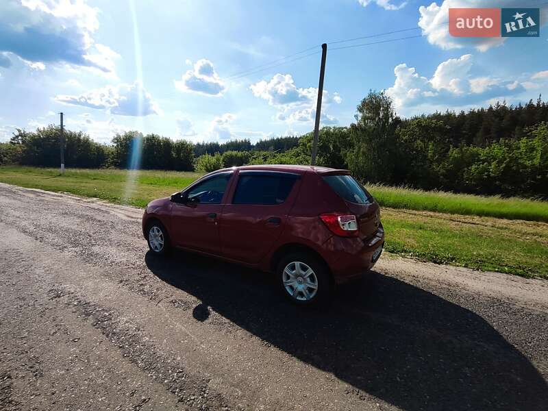 Хетчбек Renault Sandero 2013 в Краснограді