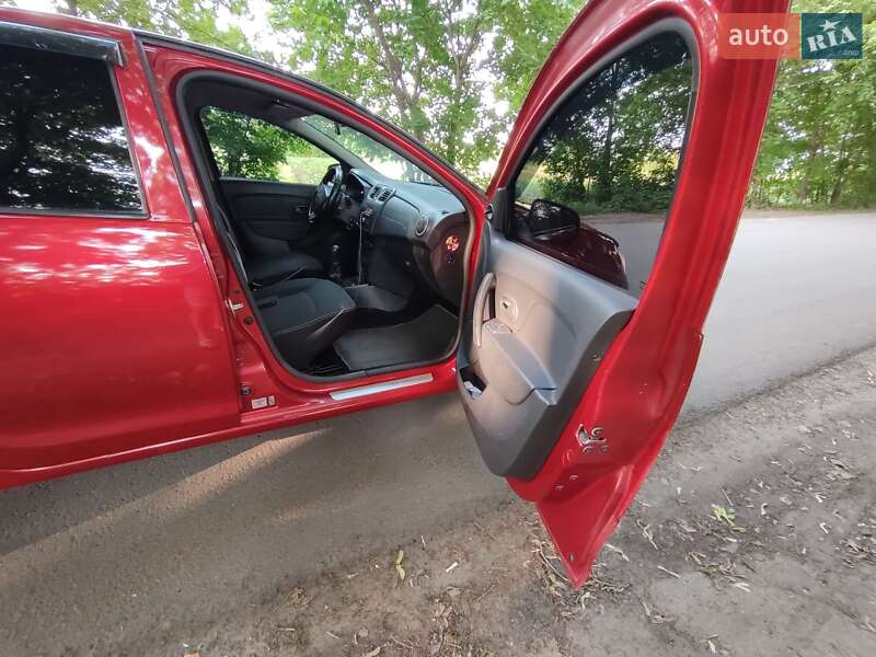 Хетчбек Renault Sandero 2013 в Краснограді