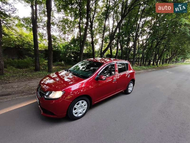 Хетчбек Renault Sandero 2013 в Краснограді