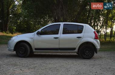Хэтчбек Renault Sandero 2012 в 