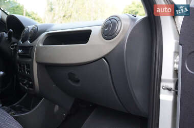 Хэтчбек Renault Sandero 2012 в 