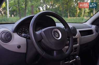 Хэтчбек Renault Sandero 2012 в 