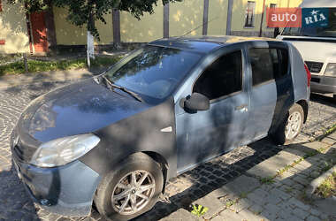 Хэтчбек Renault Sandero 2010 в 