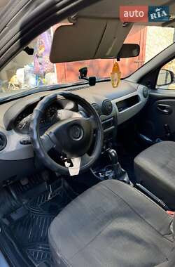 Хэтчбек Renault Sandero 2010 в 