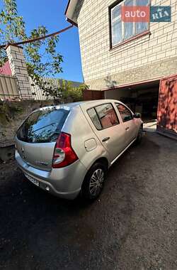 Хэтчбек Renault Sandero 2010 в 