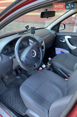 Хэтчбек Renault Sandero 2012 в 