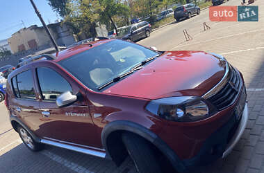 Хэтчбек Renault Sandero 2012 в 