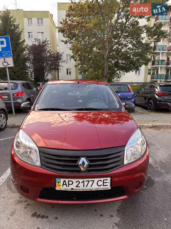 Хэтчбек Renault Sandero 2011 в 